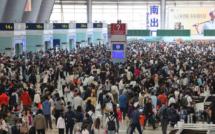 北京南站候车大厅，旅客排队等待检票。新京报记者 王贵彬 摄