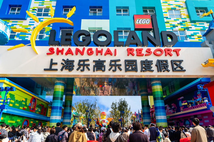 5月1日，上海乐高乐园度假区开园前半小时入口处已聚集大量游客。受访者供图