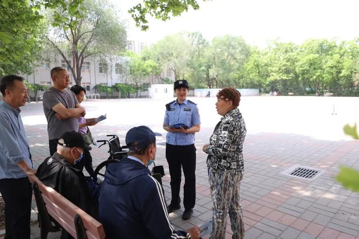 马大姐（最右）和邻居们分享自己的经历。大兴警方供图