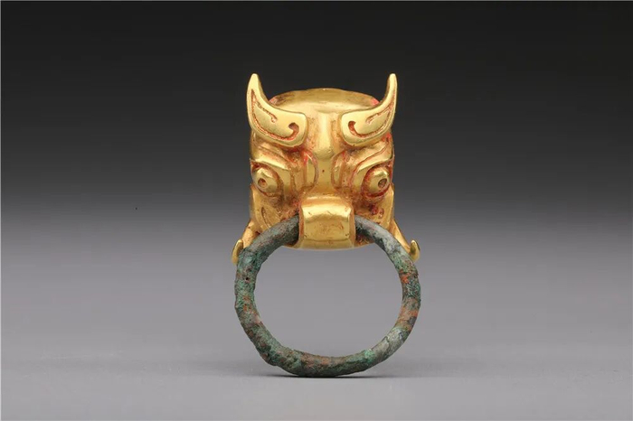金兽面带饰