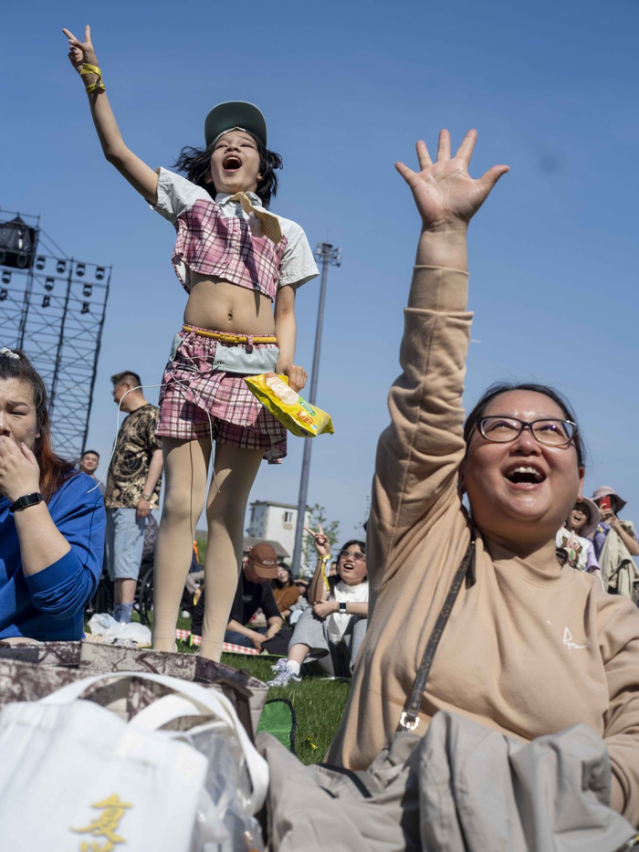 2026年5月1日，上海复兴岛，观众跟着台上的节奏欢呼。澎湃新闻记者 许海峰 图