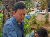 郭涛父子大理街头为孤寡老人义卖，石头沉稳助农获赞