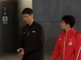 男乒1-3韩国！王楚钦沮丧，与王皓表露无奈，王励勤帮林诗栋复盘