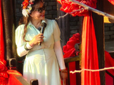 网红“王婆”在事件中对刘晓庆的表现持何种态度？