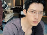 井柏然最近的演艺工作是什么，雀斑是否与拍戏有关？