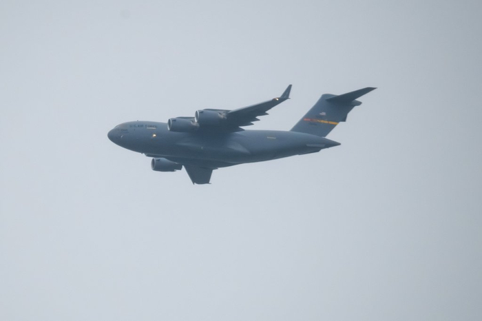 5月2日，北京，美国空军C-17运输机飞抵北京首都国际机场。视觉中国 图