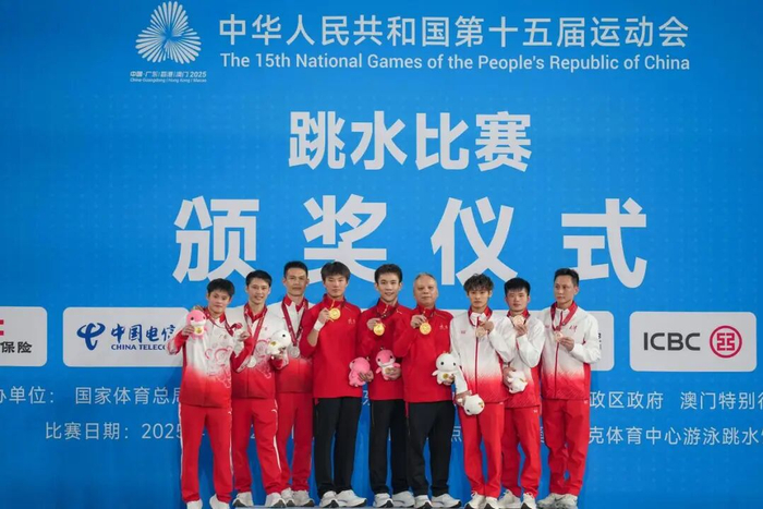 2025年11月7日，获得冠军的陕西队组合白钰鸣（左4）/杨昊（中）在颁奖仪式上。新华社记者 薛宇舸 摄