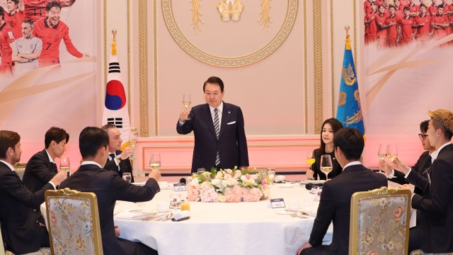 晚宴中，尹锡悦起身举杯，向韩国男足表示祝贺。图自韩媒