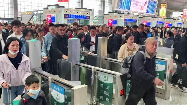 旅客在合肥南站有序检票进站。 朱明 摄