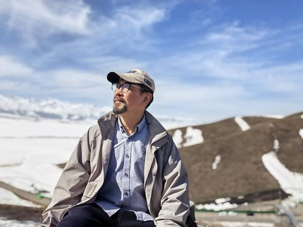 2026年4月，沈苇在新疆伊犁。受访者供图