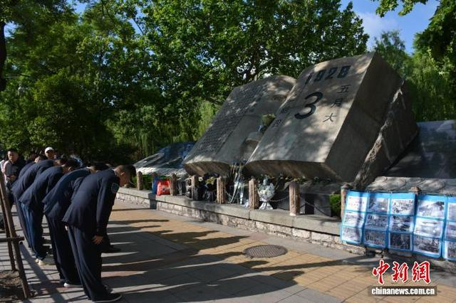 图为民众在“五三惨案”遗址雕塑前哀悼。中新社记者 吕妍 摄 