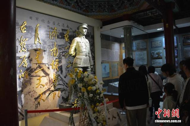 图为民众瞻仰蔡公时烈士铜像。中新社记者 吕妍 摄 