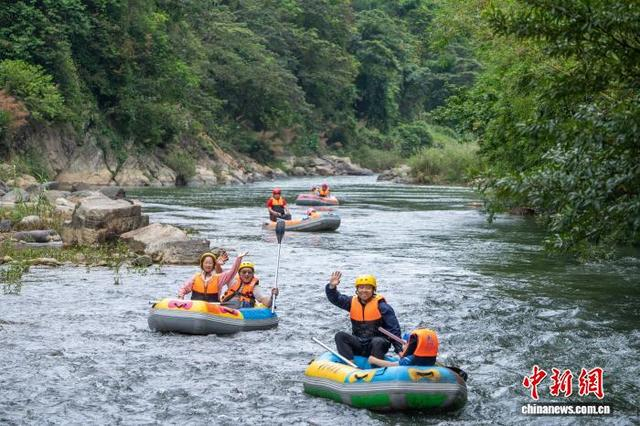 5月2日，游客在广西来宾市金秀瑶族自治县圣堂湖景区体验漂流。高如金 摄 