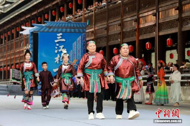 图为时装秀现场。龚普康 摄
