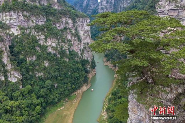 5月2日，在广西来宾市金秀瑶族自治县圣堂湖景区，游客乘坐竹筏观赏峡谷风光。高如金 摄 