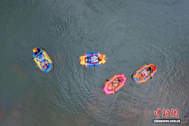 5月2日，游客在广西来宾市金秀瑶族自治县圣堂湖景区体验漂流。高如金 摄 
