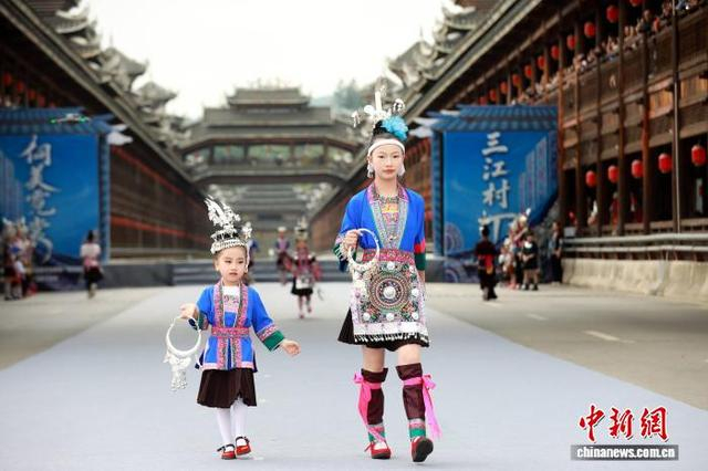 图为时装秀现场。龚普康 摄