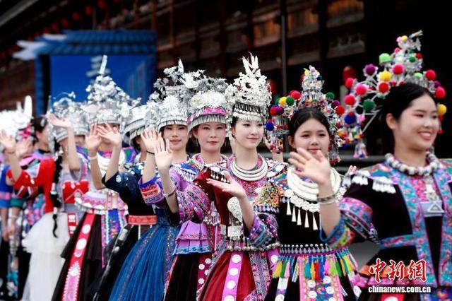 图为身着民族服饰的模特。龚普康 摄