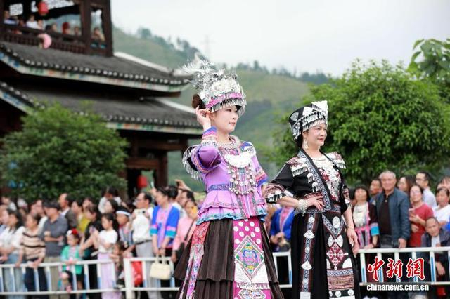 图为时装秀现场。龚普康 摄