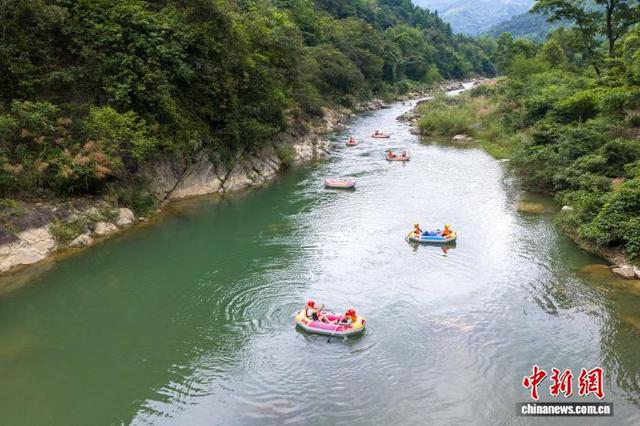 5月2日，游客在广西来宾市金秀瑶族自治县圣堂湖景区体验漂流。高如金 摄 