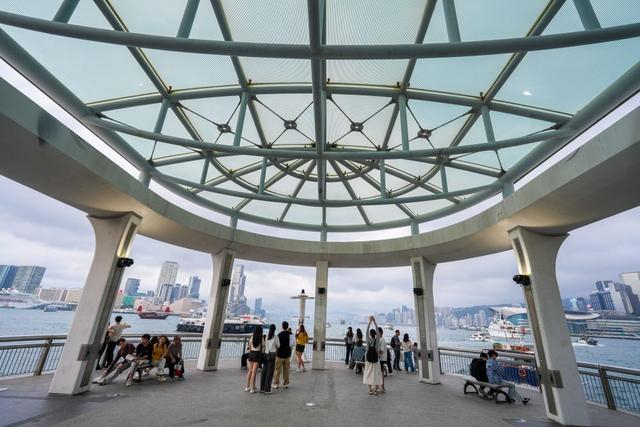5月1日，游客在香港中环码头游览。新华社记者 朱炜 摄