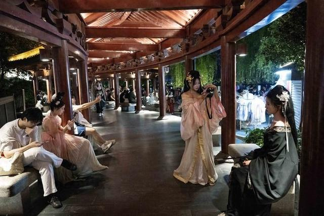 4月26日，在湖南长沙杜甫江阁景区，几名年轻人身穿租赁的古装拍照留念。 新华社记者 刘杰 摄