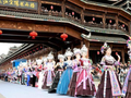 广西侗乡风雨桥上演绎“村T”秀