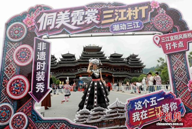 图为时装秀现场。龚普康 摄