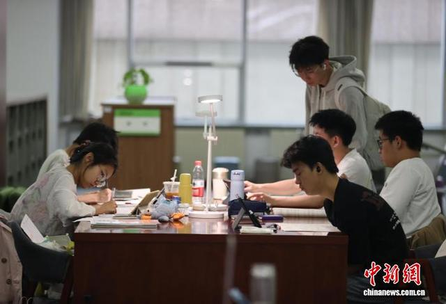 5月3日，宁夏银川，民众来到宁夏图书馆学习“充电”，过“五一”假期。中新社记者 于晶 摄