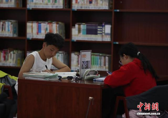 5月3日，宁夏银川，民众来到宁夏图书馆学习“充电”，过“五一”假期。中新社记者 于晶 摄