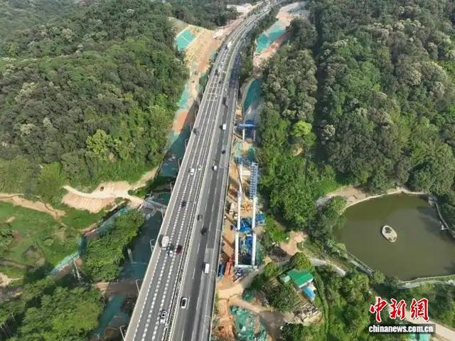 广州北二环高速改扩建项目“五一”假期不停工。中铁十四局 供图