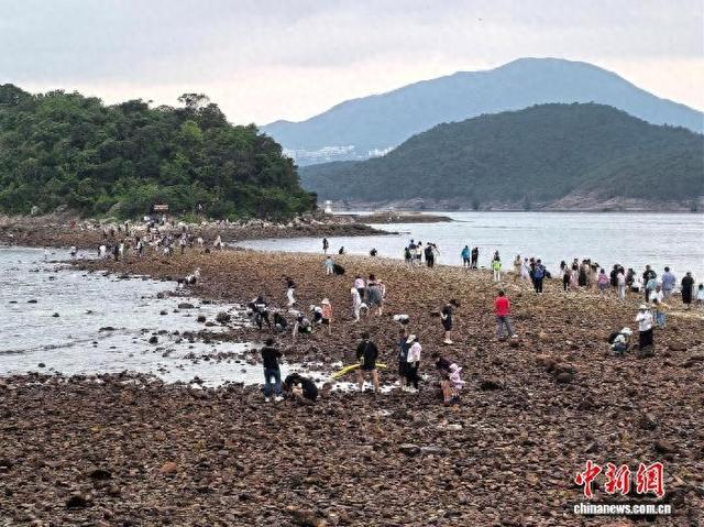 5月1日，香港市民和各地旅客在香港西贡桥咀洲游玩。 中新社记者 刘玥晴 摄