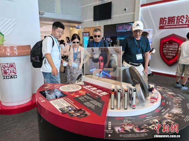 5月2日，香港市民与各地游客到香港廉政公署展览厅参观。 中新社记者 刘玥晴 摄