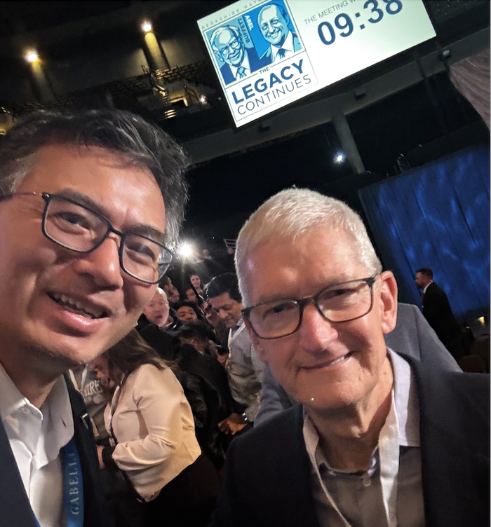 陈凯丰在伯克希尔股东大会现场。陈凯丰供图