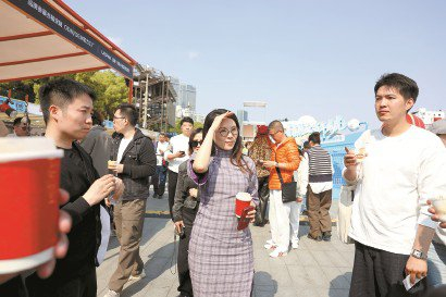 2026上海国际咖啡文化节正在举办。这几天，“咖啡脑袋”们接连奔赴北外滩，体验“咖啡+万物”的想象力。 本报记者李茂君 摄