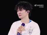 周深演唱会上泣不成声