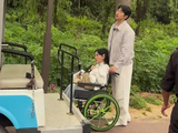 金莎坐轮椅带伤演出获赞