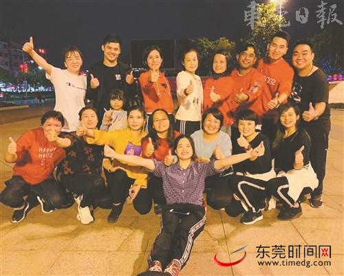 黄伟朋和舞团的队友们