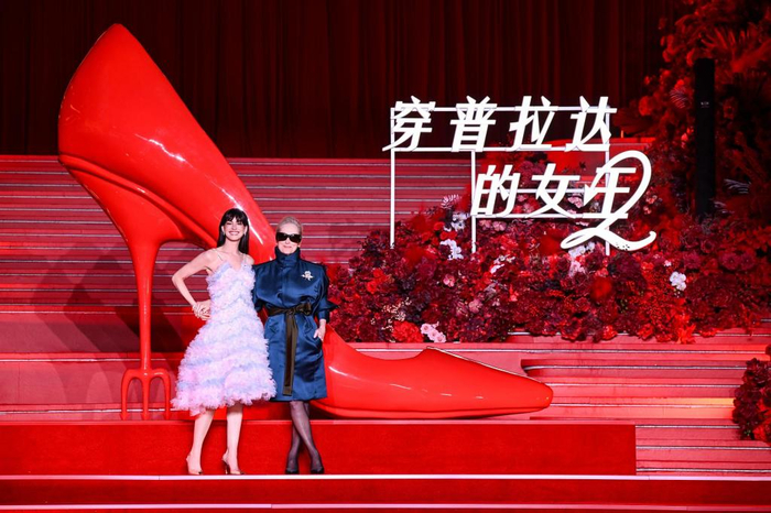 安妮·海瑟薇（左）与梅丽尔·斯特里普此前出席中国首映礼。