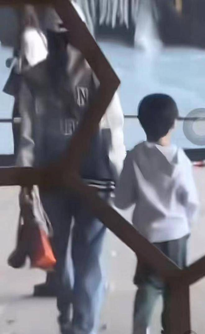  2023年11月，杨颖还被拍到带着小海绵与黄晓明的母亲一起吃饭。那天，他们三人用餐时其乐融融，餐后杨颖还礼貌地目送前婆婆离开。这一幕清楚地展现出，小海绵和奶奶之间的关系非常亲密，仿佛家庭并未因为父母离婚而破裂。孩子并没有因为父母的离异而感到孤单或无助。父母虽然已经分开，但他们依然把孩子的幸福放在最重要的位置。黄晓明与叶珂的恋情虽然有些风波，但两人分开时也和平处理，没有互相指责，甚至互相表达感激。这一切都表明，黄晓明和杨颖在处理私人事务时都尽量保持成熟与理智。