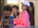 黄晓明67岁妈妈探班baby帮看娃,2岁小海绵颜值高像极爸爸