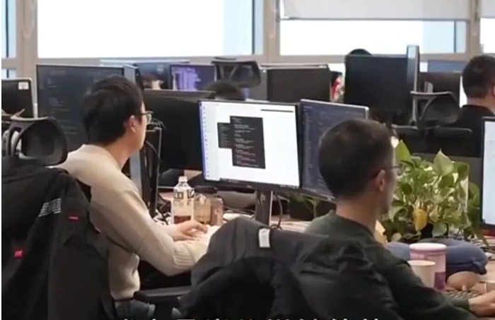 　▲大量就业岗位可能受到生成式AI影响。图/央视新闻
