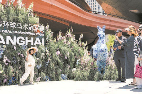             观众在上海环球马术赛打卡、购物 本文图片  本报记者  李铭珅  摄          
