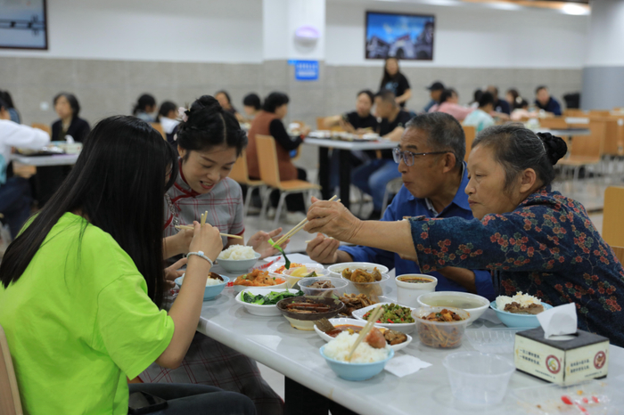 　市民游客在荣昌区政府机关食堂就餐 荣昌区融媒体中心 图