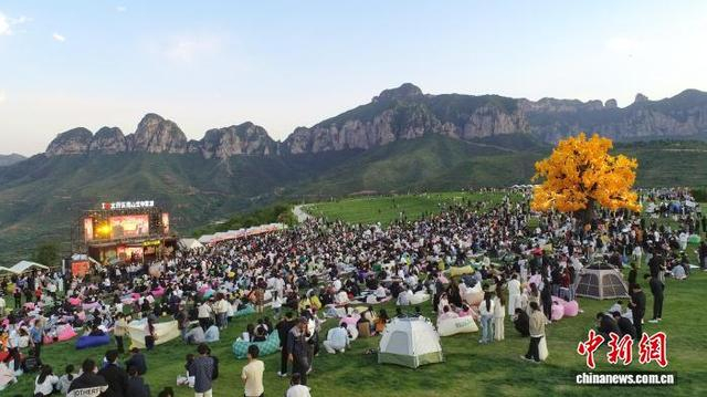 图为5月3日，游客在涉县太行五指山空中草原游玩打卡，体验“云端露营”。 杨彦忠 摄