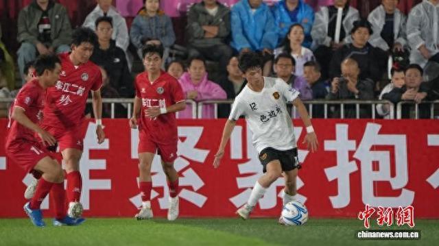 5月2日，贵州榕江“村超”比赛现场。 中新社记者 袁超 摄