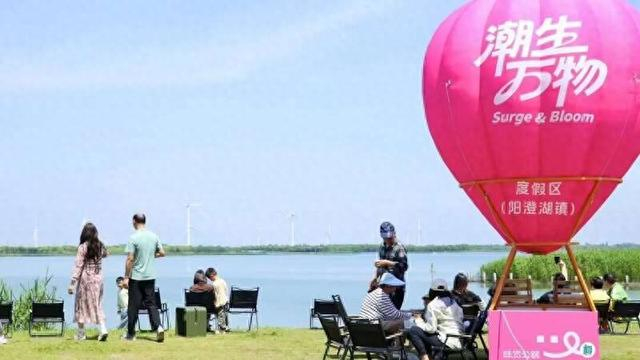 “五一”当天，游客们在阳澄湖畔露营。受访者供图