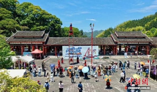 航拍“非遗刀锋映云巅·奇观探秘起洪楼” 五一白云山狂欢盛事活动。郑咏钧 摄