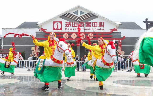 ↑ 5月3日，民间艺人在江苏省句容市茅山风景区为游客表演“马灯阵舞”。新华社发（钟学满摄）