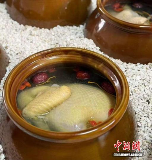 特色鸡煲。 郑灵芝 供图